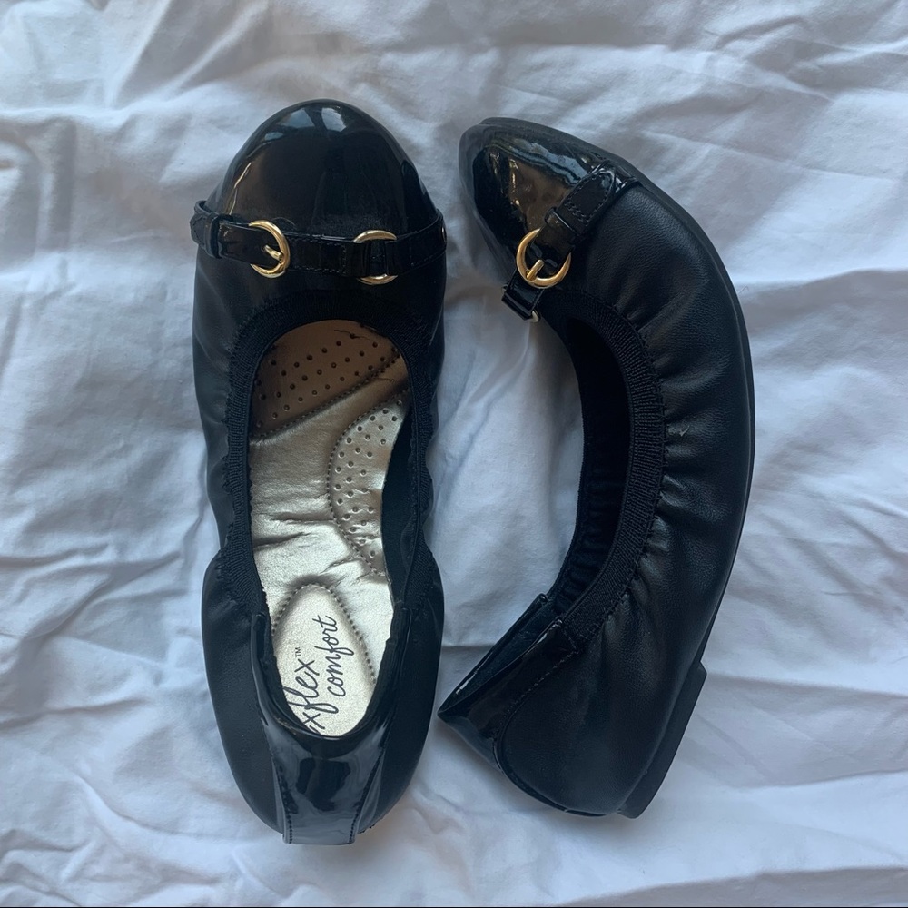 🖤black dressy flats with gold buckles🖤